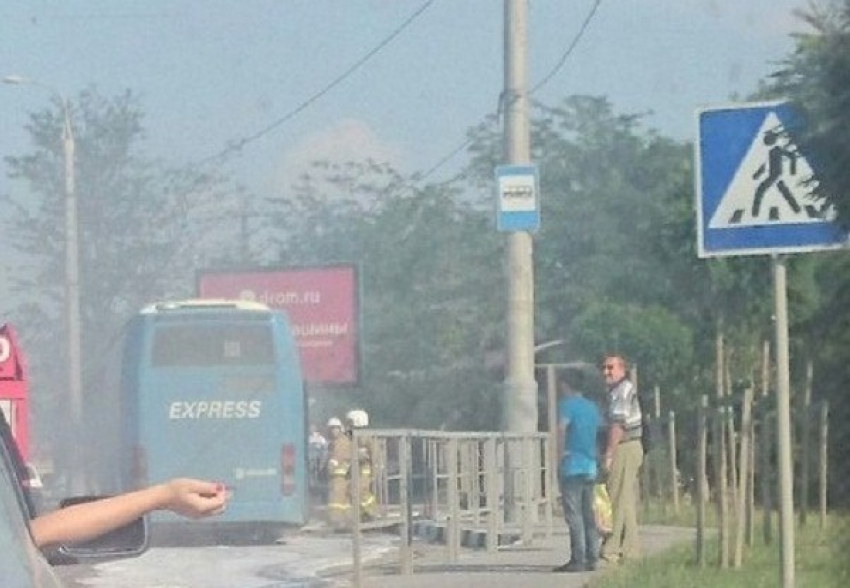 В Новороссийске возле заправки вспыхнул рейсовый автобус
