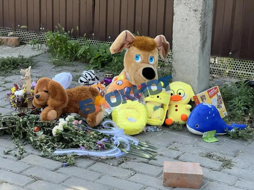 Приносят игрушки и цветы: у места гибели детей в Краснодаре растет стихийный мемориал