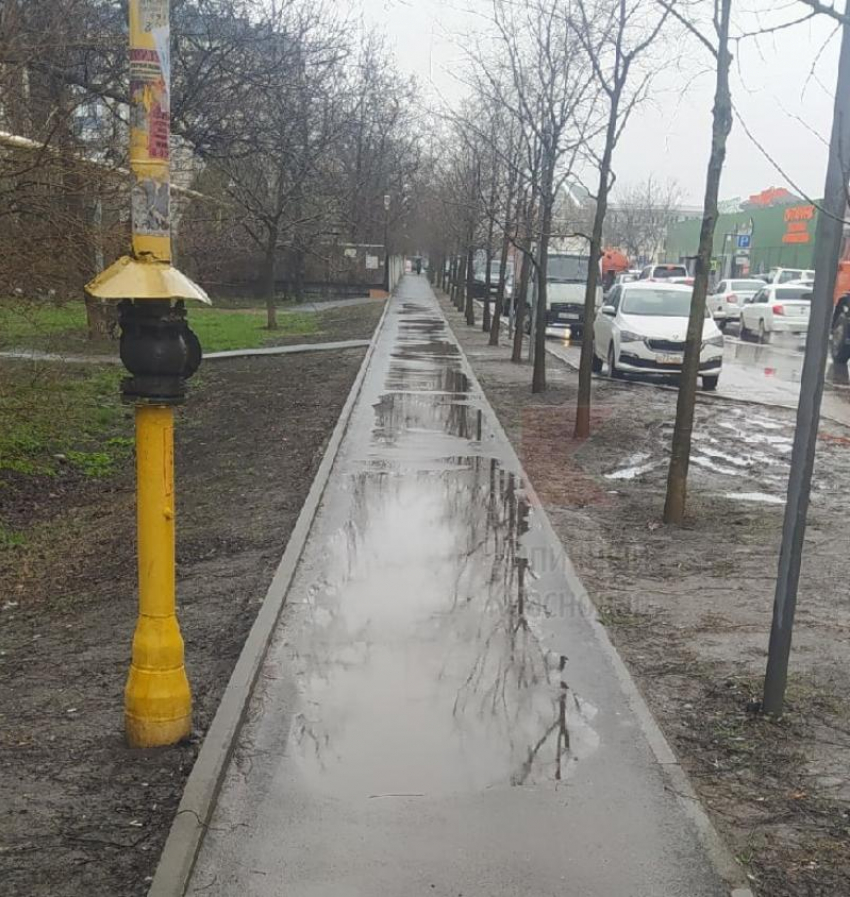 Потоп на Кореновской: краснодарцы раскритиковали новую дорогу и тротуар, сделанные по нацпроекту