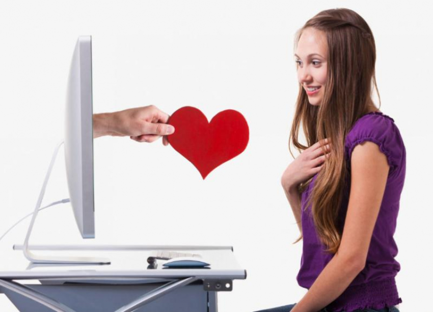 Признаться понравиться. Интернет любовь. Разговор в интернете. Девушка знакомится в интернете. Виртуальная любовь в интернете.