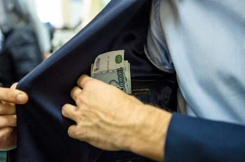 На Кубани бизнес-леди получила фальшивую повестку стоимостью в 150 тысяч рублей