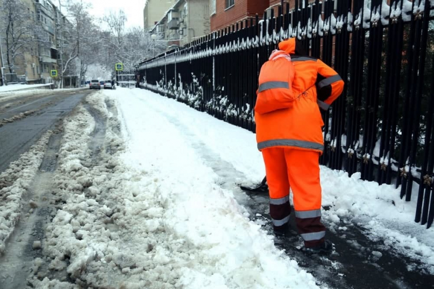 Тротуары и остановки в Краснодаре вышли чистить почти 600 человек 