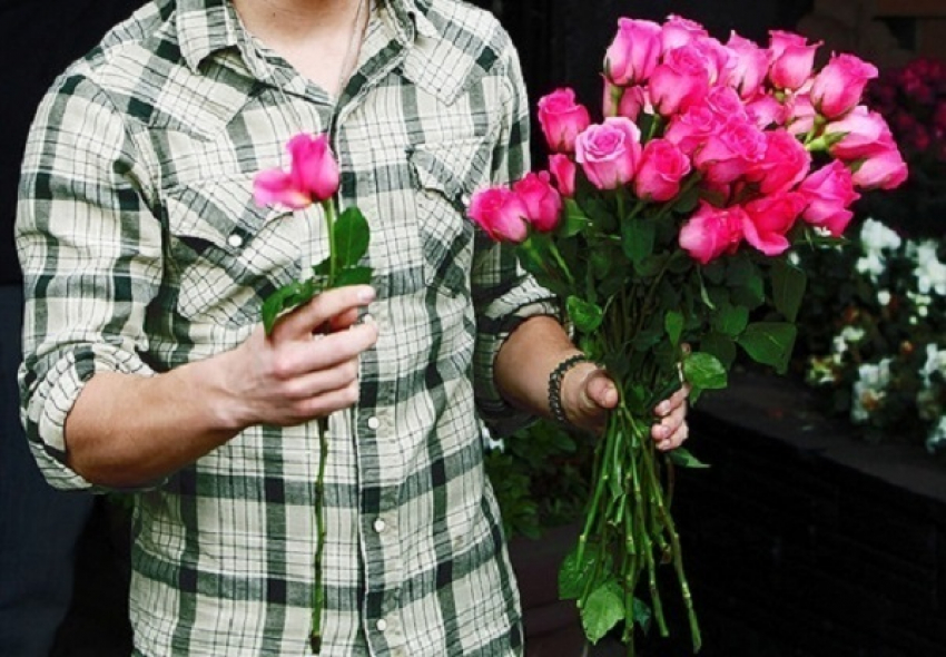 В Ейске 22-летний парень украл цветы для любимой девушки 
