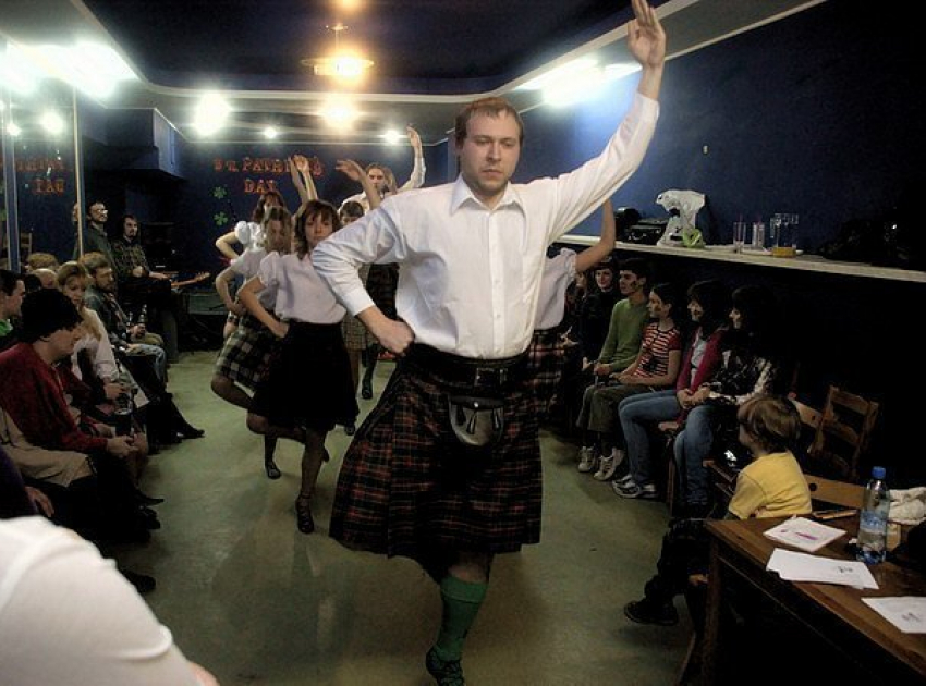 В Сочи мужчинам предложили одеть шотландские юбки в честь Дня Святого Андрея