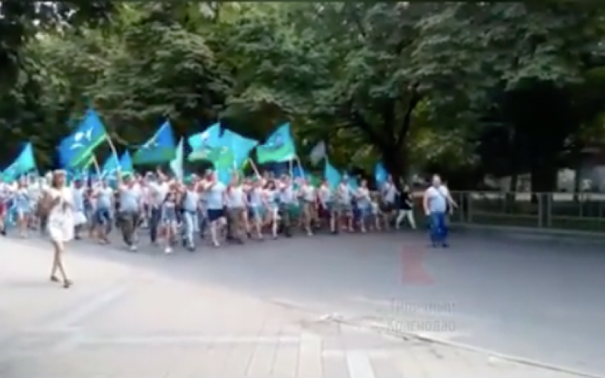 Толпа ВДВ-шников перегородила проезд в центре Краснодара