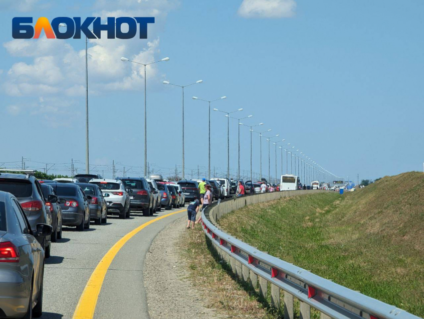 Туристы в жару застряли в многокилометровых пробках: дорожная ситуация в Краснодарском крае