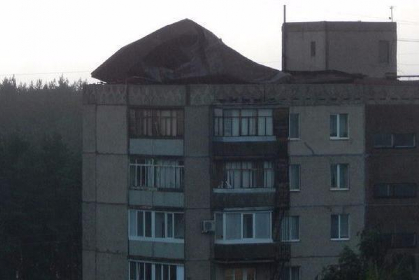 В Мостовском сильный ветер сорвал кровлю с многоэтажек