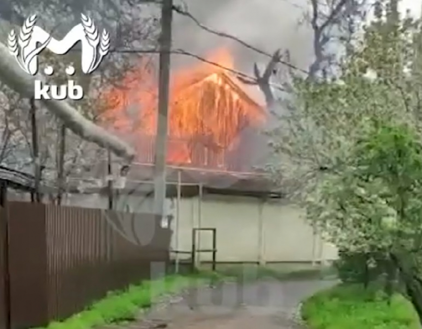 Огонь охватил здание бывшего призывного пункта Октябрьского районного военкомата Краснодара