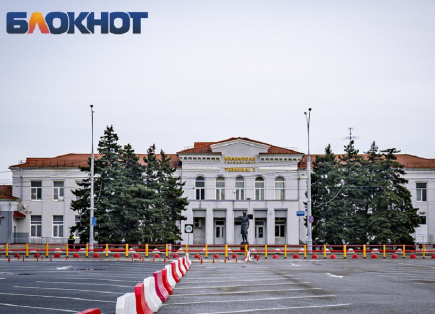 Аэропорт Краснодара потратит 2 млн рублей на пальто и брюки для сотрудников 