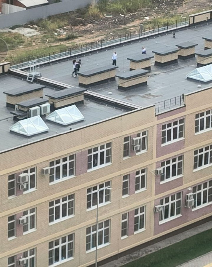 Краснодарские дети разгуливают по крышам школы после падения подростка