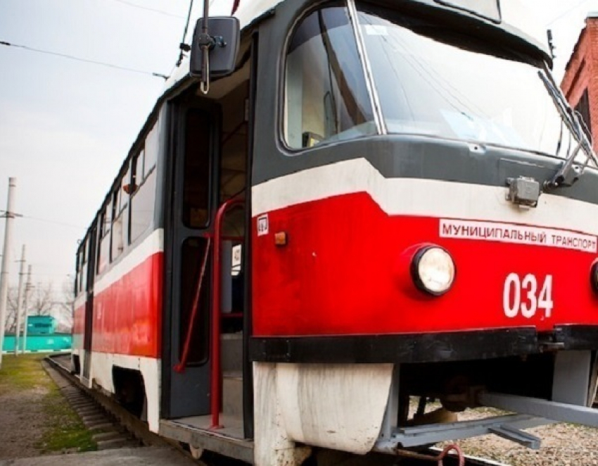 В Краснодаре под трамваем погибла начальник управления образования Ейского района