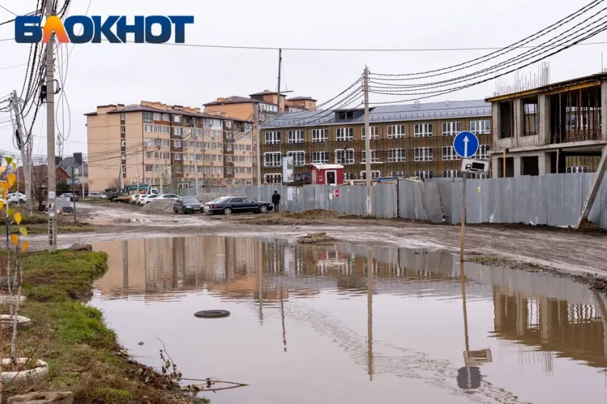 Разбитые дороги и специально затопленные улицы: видео из поселка Российский Краснодара