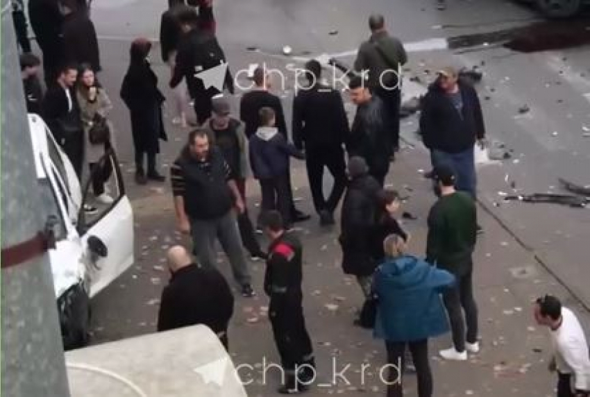Появилось видео серьезного ДТП на Сормовской в Краснодаре