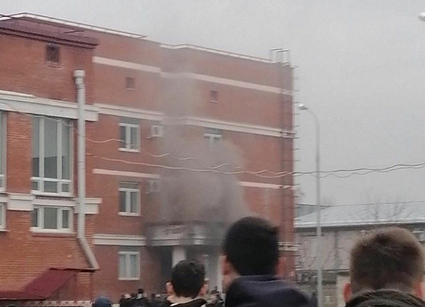 Загоревшаяся сушилка для рук выгнала на улицу 1500 человек из краснодарской школы №65