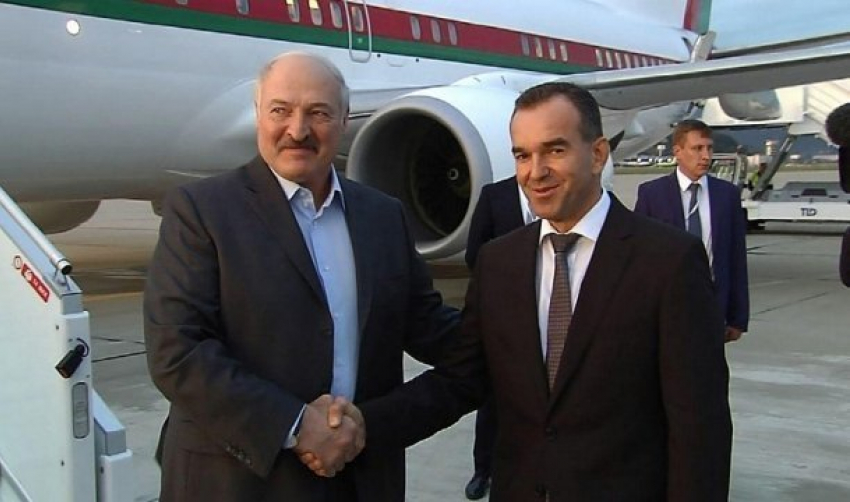 Кондратьев у трапа самолета в Сочи встретил Александра Лукашенко 