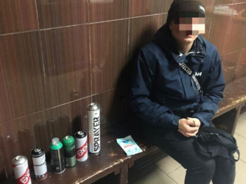 В Краснодаре арестовали 19-летнего граффитиста за испорченную остановку
