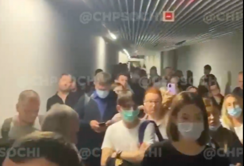 Пассажиров «заминированного» самолета Москва-Сочи не впускали в аэропорт