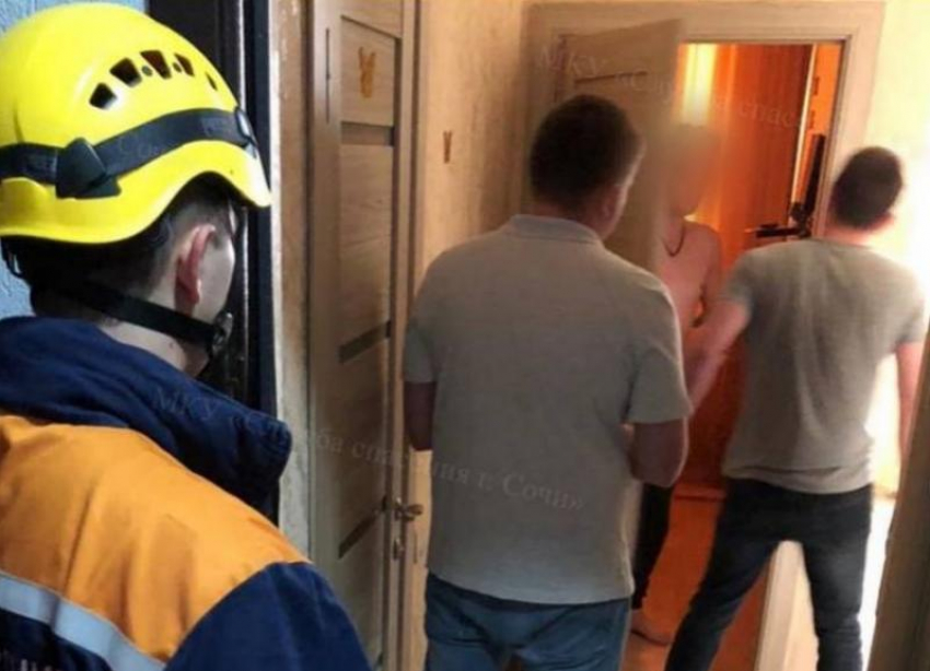 «Заперся и бросал вещи из окна»: в Сочи спасатели, полицейские и медики с трудом успокоили неадекватного мужчину 