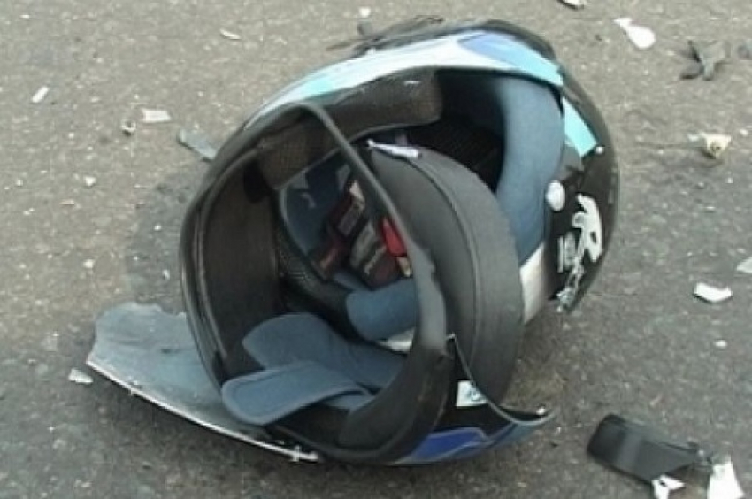 В Краснодаре разбились мотоциклист и его девушка, врезавшись в бордюр