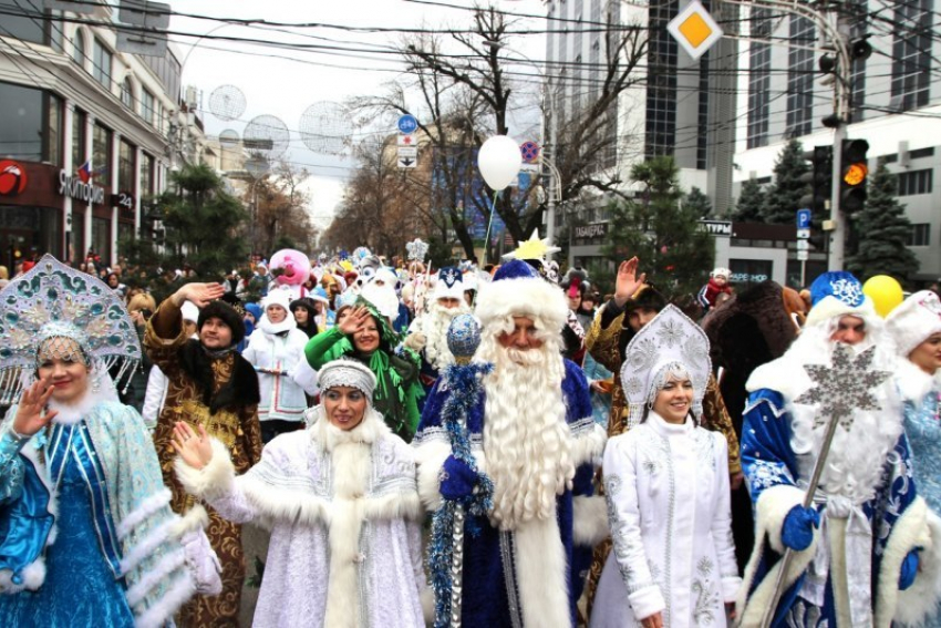  Новогоднее шествие Дедов Морозов к главной елке Краснодара: как это было 