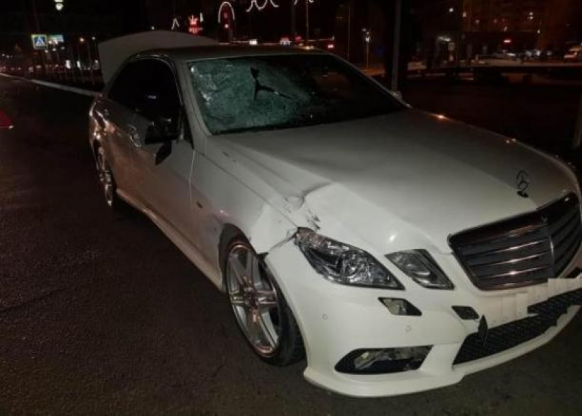 В Краснодаре 21-летний водитель Mercedes сбил ребенка и отца на «зебре»