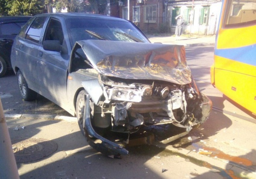 В Краснодаре легковушка врезалась в трамвай
