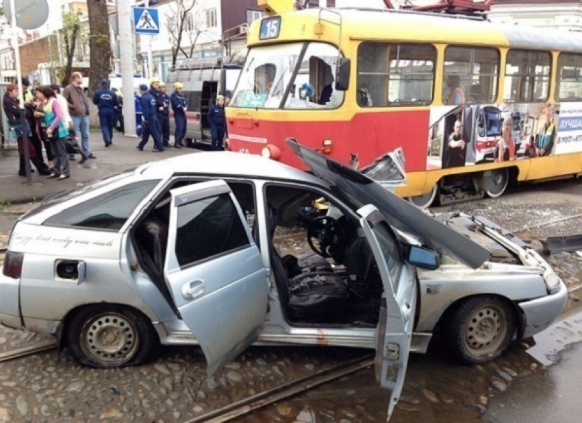 В Краснодаре трамвай столкнулся с легковушкой, есть пострадавшие