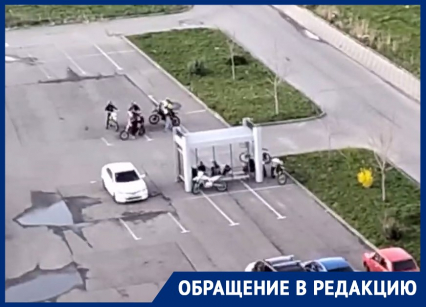 Сборище питбайкеров оккупировали остановку в Краснодаре