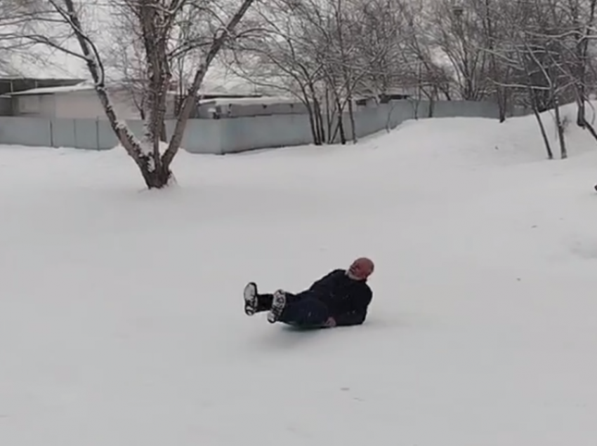 «Молод душой»: отец Маргариты Симоньян скатился со снежной горки на ледянке в Краснодаре  