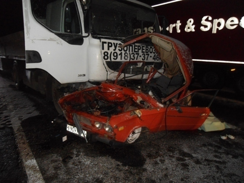 На Кубани из-за столкновения с грузовиком водитель и двое пассажиров «жигулей» погибли