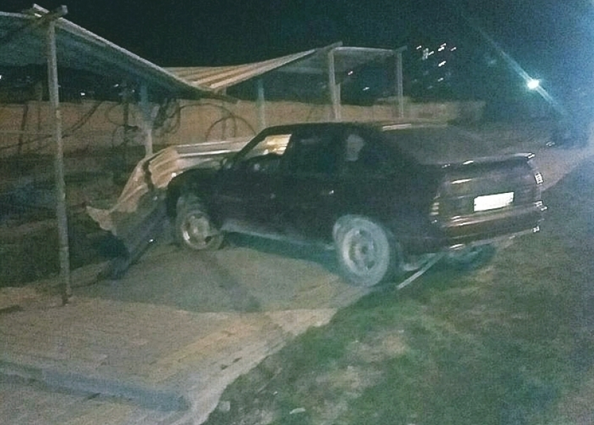 Водитель легковушки протаранил забор в Новороссийске