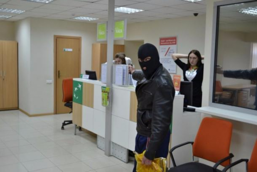 В Краснодаре мужчина с пистолетом и электрошокером пытался ограбить банк