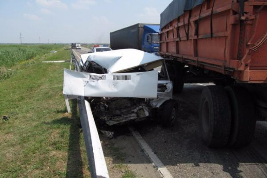 В страшном ДТП с большегрузами погиб водитель легковушки