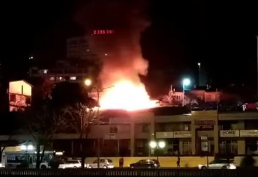 Названо место очага и предварительная причина крупного пожара в Сочи