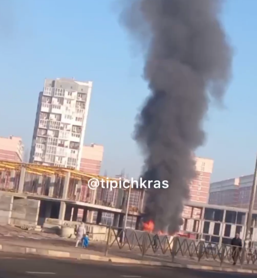 В Краснодаре горят строительные вагончики на Западном обходе