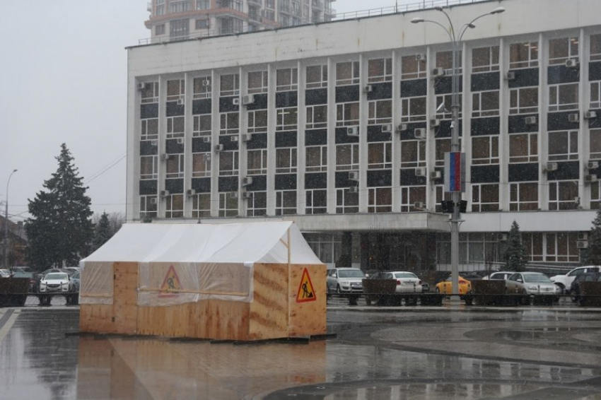 На Театральной площади Краснодара начали ремонтировать фонтан 