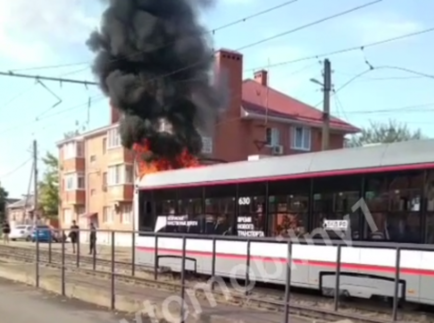 Новенький трамвай вспыхнул в Краснодаре прямо на остановке 