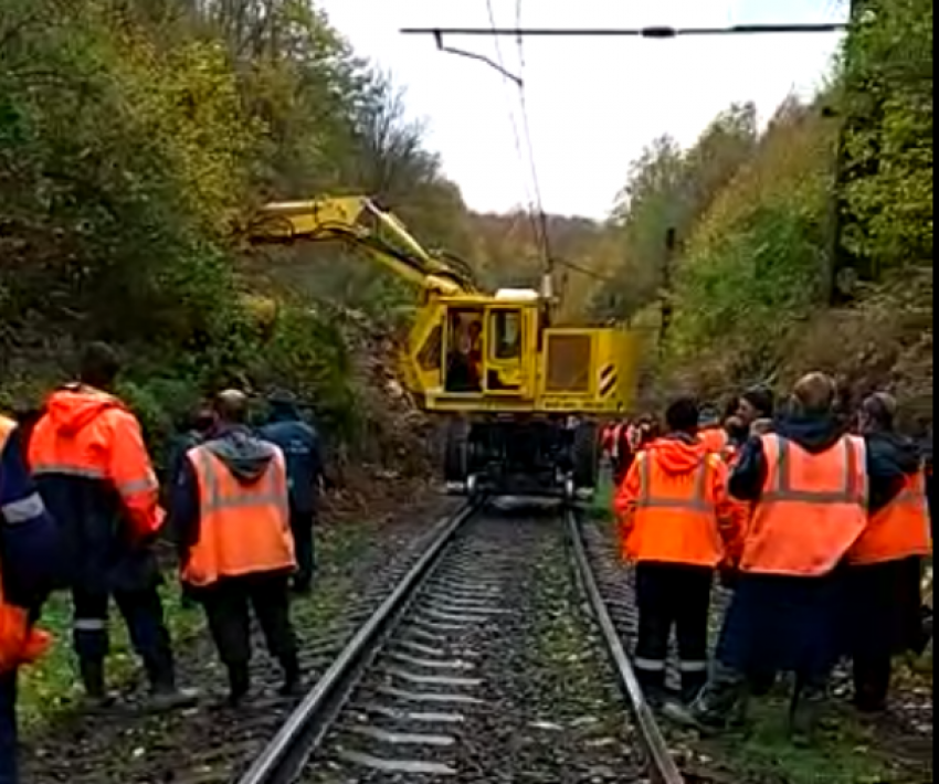  Спасатели восстановили движение поездов после схода селей в Туапсинском районе 