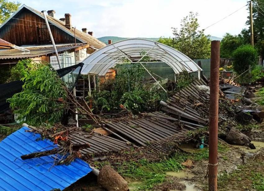 Два поселка в Краснодарском крае оказались под водой: люди спасались на деревьях