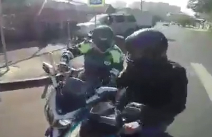 Появилось видео захватывающей мотопогони за байкером в Краснодаре с регистратора полицейского