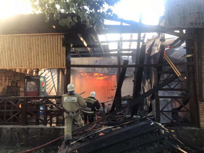 В Геленджике эвакуировали 100 человек из-за пожара в одноэтажном здании
