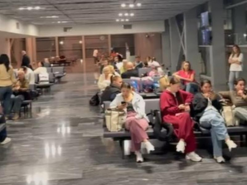«Нам ничего не говорят»: краснодарцы на 20 часов застряли в Турции из-за задержки рейса