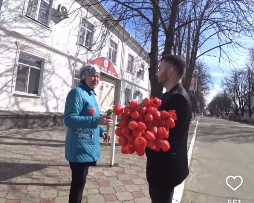 «Даже сын не поздравил»: мужчины в Краснодаре дарят женщинам цветы