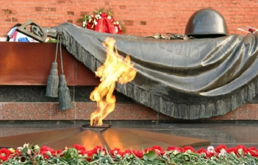 В Крымском районе парень нанес националистические надписи на памятник времен ВОВ