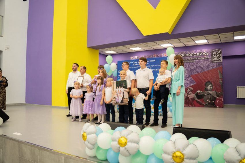 Компания «НВМ» поздравила краснодарцев с Днем семьи