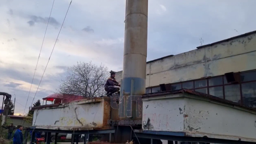 В Краснодарском крае людей эвакуировали из-за опасности падения трубы котельной на жилой дом