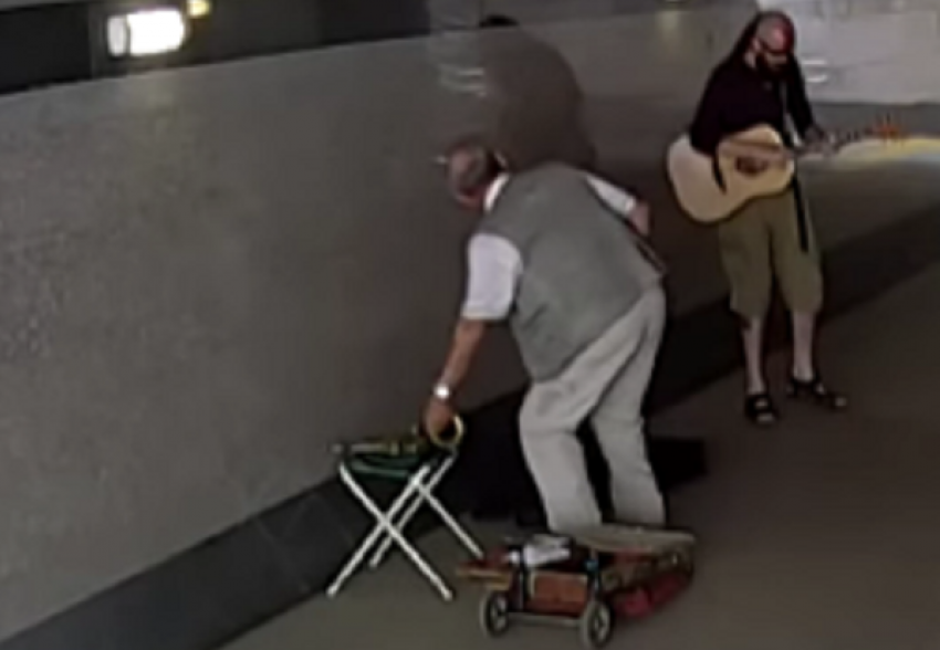 В Краснодаре в переходе саксофонист, чтобы выгнать гитариста, ударил его по голове