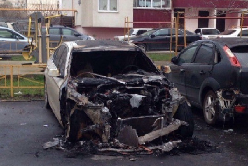 В Новороссийске сгорели три легковушки