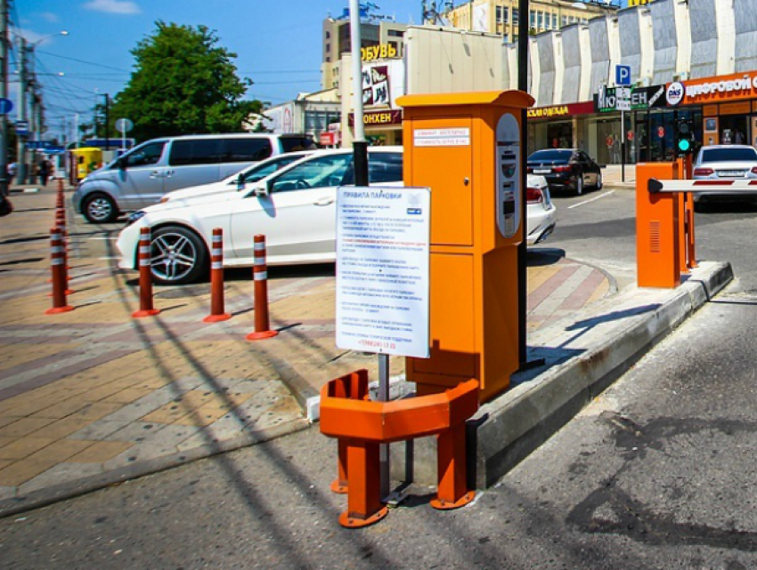 В Краснодаре запретили остановку на главных парковках города