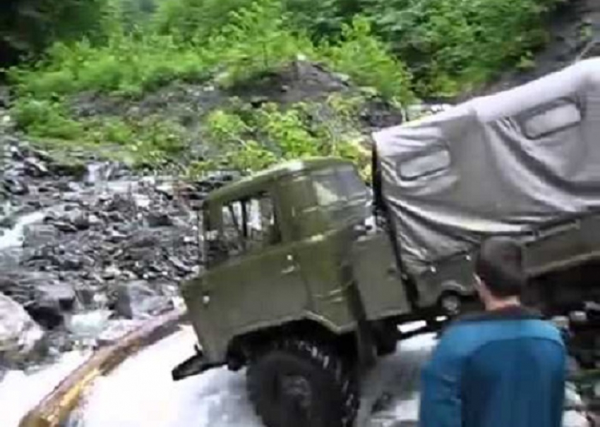 В Сочи при переезде горной реки перевернулся грузовик с людьми